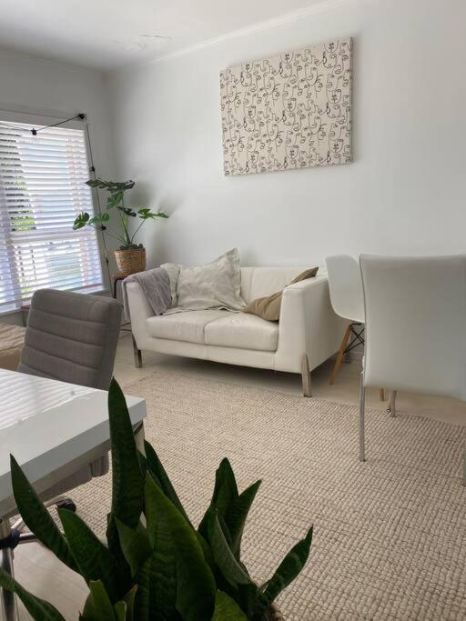 Own sunny quiet haven, own 1 bedroom house & garden with car park, central to Airport, CBD & Sylvia Park Mall