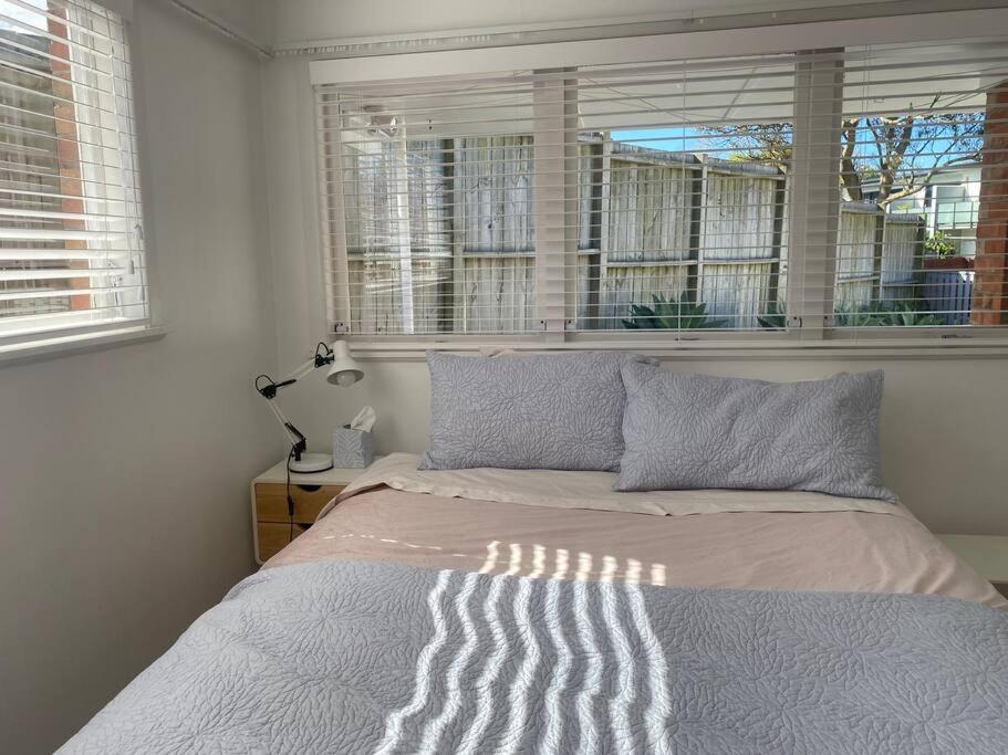 Own sunny quiet haven, own 1 bedroom house & garden with car park, central to Airport, CBD & Sylvia Park Mall