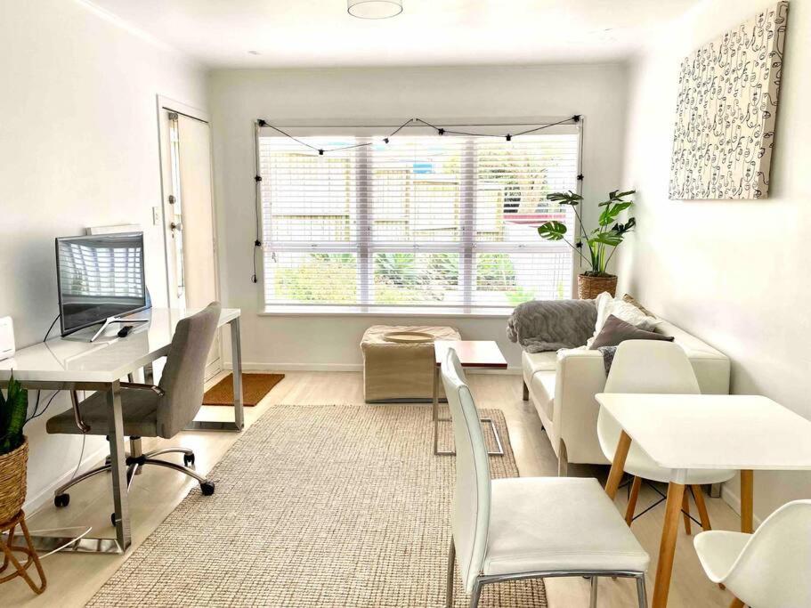 Own sunny quiet haven, own 1 bedroom house & garden with car park, central to Airport, CBD & Sylvia Park Mall