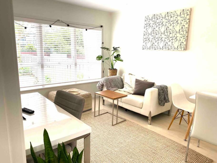 Own sunny quiet haven, own 1 bedroom house & garden with car park, central to Airport, CBD & Sylvia Park Mall