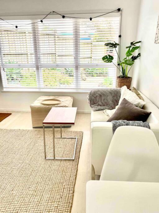 Own sunny quiet haven, own 1 bedroom house & garden with car park, central to Airport, CBD & Sylvia Park Mall