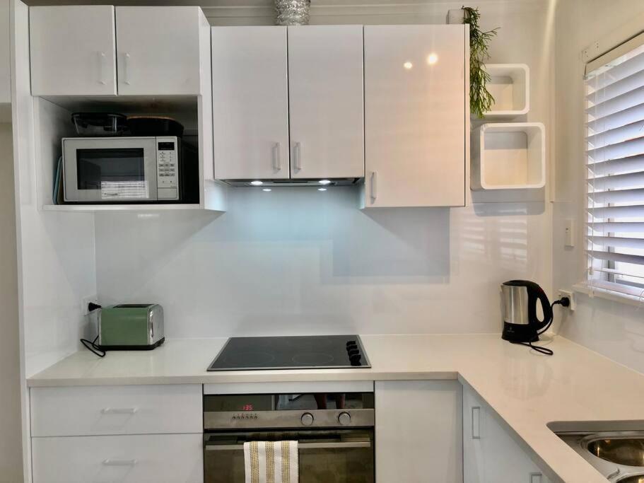 Own sunny quiet haven, own 1 bedroom house & garden with car park, central to Airport, CBD & Sylvia Park Mall