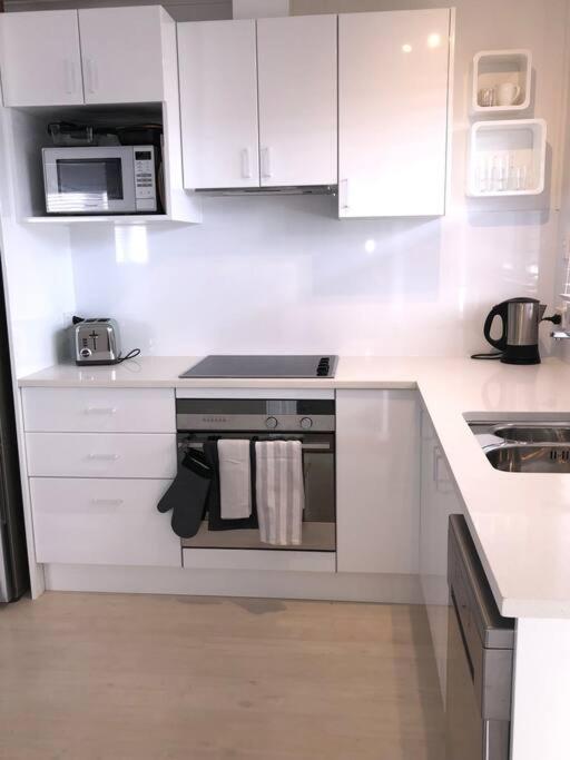 Own sunny quiet haven, own 1 bedroom house & garden with car park, central to Airport, CBD & Sylvia Park Mall
