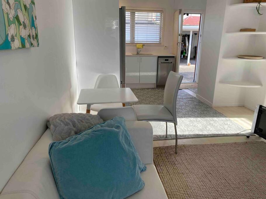 Own sunny quiet haven, own 1 bedroom house & garden with car park, central to Airport, CBD & Sylvia Park Mall