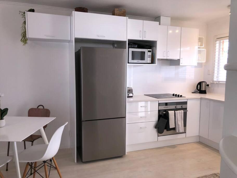 Own sunny quiet haven, own 1 bedroom house & garden with car park, central to Airport, CBD & Sylvia Park Mall