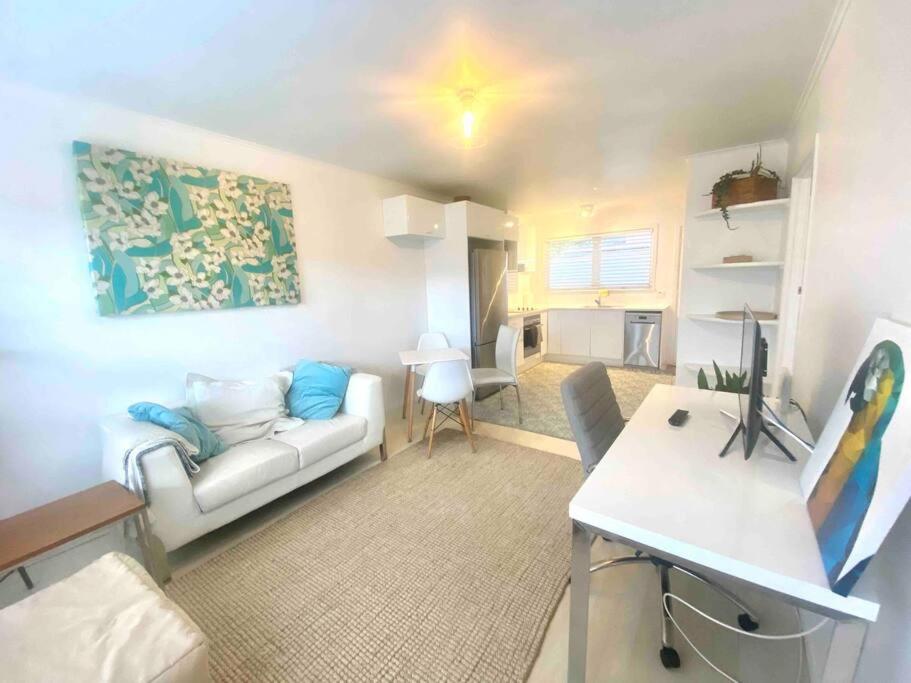 Own sunny quiet haven, own 1 bedroom house & garden with car park, central to Airport, CBD & Sylvia Park Mall
