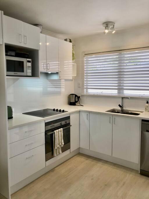 Own sunny quiet haven, own 1 bedroom house & garden with car park, central to Airport, CBD & Sylvia Park Mall
