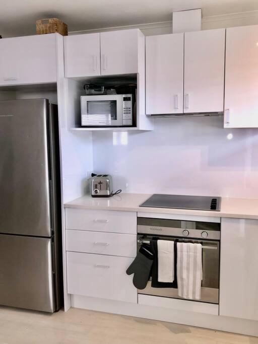 Own sunny quiet haven, own 1 bedroom house & garden with car park, central to Airport, CBD & Sylvia Park Mall