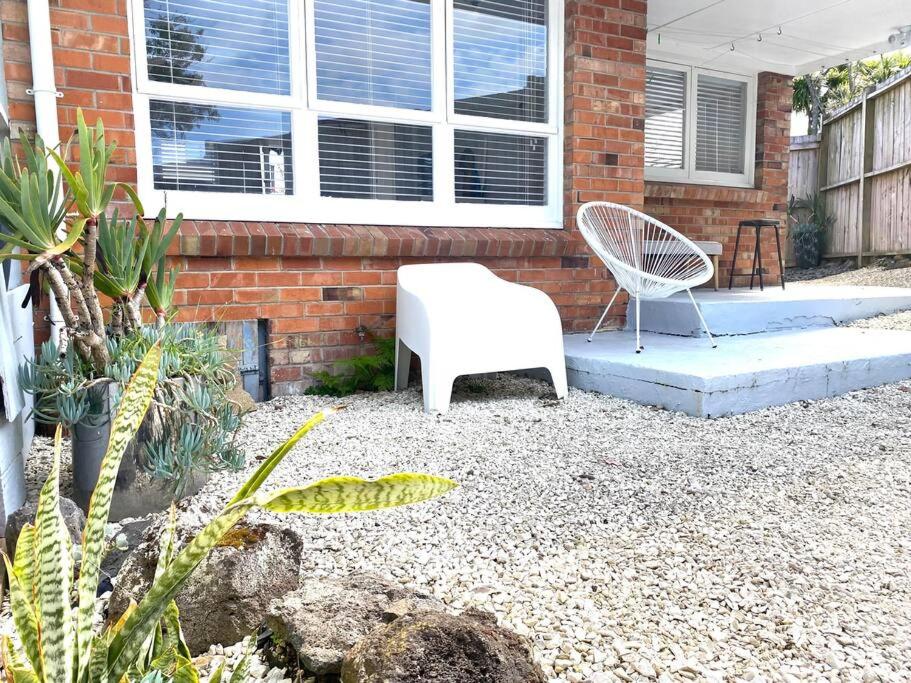 Own sunny quiet haven, own 1 bedroom house & garden with car park, central to Airport, CBD & Sylvia Park Mall