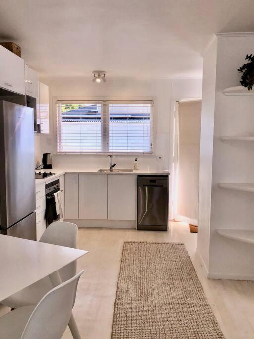 Own sunny quiet haven, own 1 bedroom house & garden with car park, central to Airport, CBD & Sylvia Park Mall