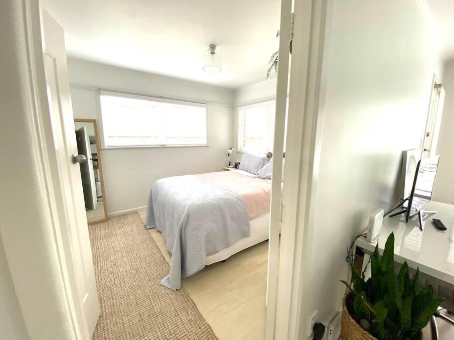 Own sunny quiet haven, own 1 bedroom house & garden with car park, central to Airport, CBD & Sylvia Park Mall