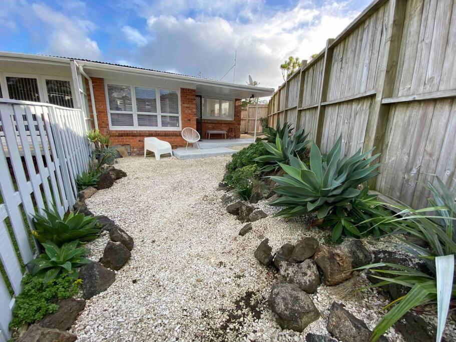 Own sunny quiet haven, own 1 bedroom house & garden with car park, central to Airport, CBD & Sylvia Park Mall