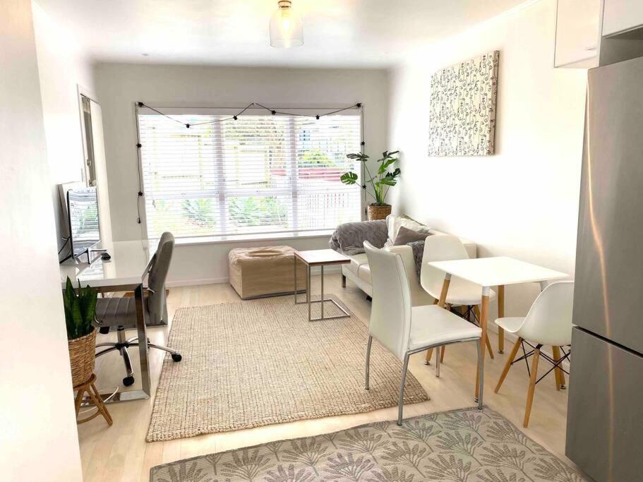 Own sunny quiet haven, own 1 bedroom house & garden with car park, central to Airport, CBD & Sylvia Park Mall
