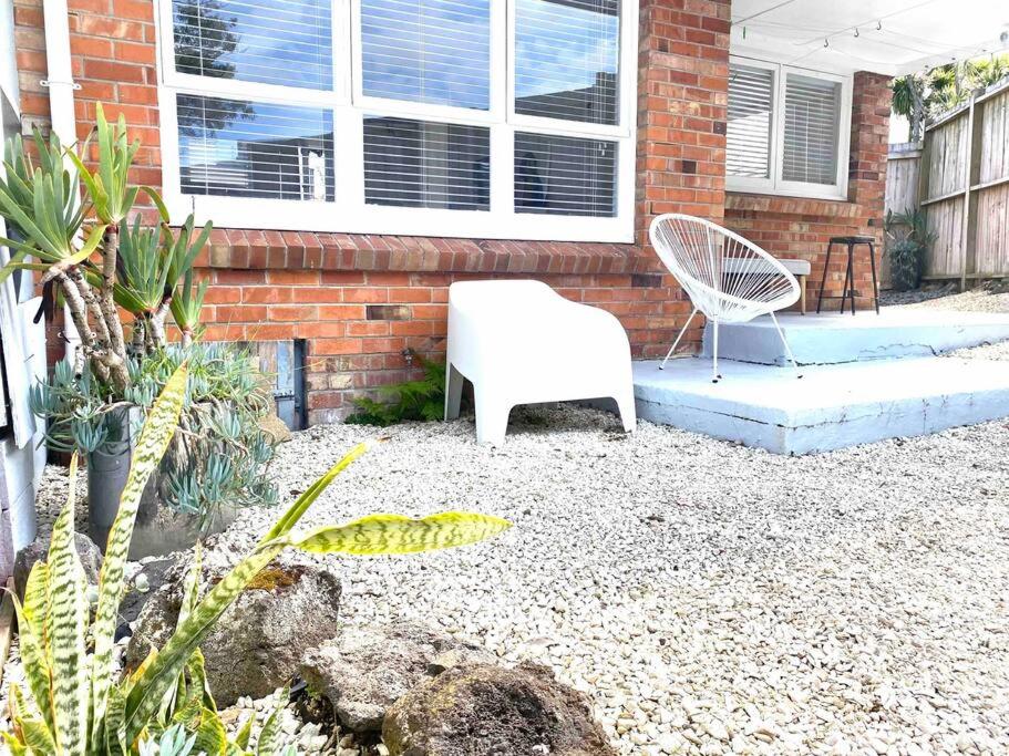 Own sunny quiet haven, own 1 bedroom house & garden with car park, central to Airport, CBD & Sylvia Park Mall