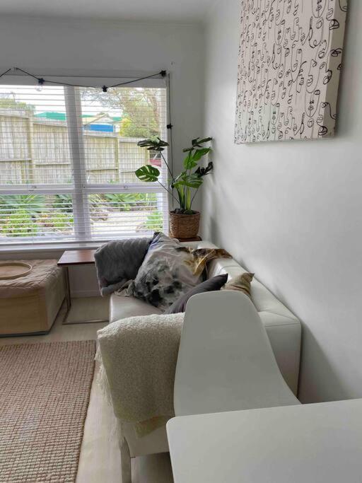 Own sunny quiet haven, own 1 bedroom house & garden with car park, central to Airport, CBD & Sylvia Park Mall