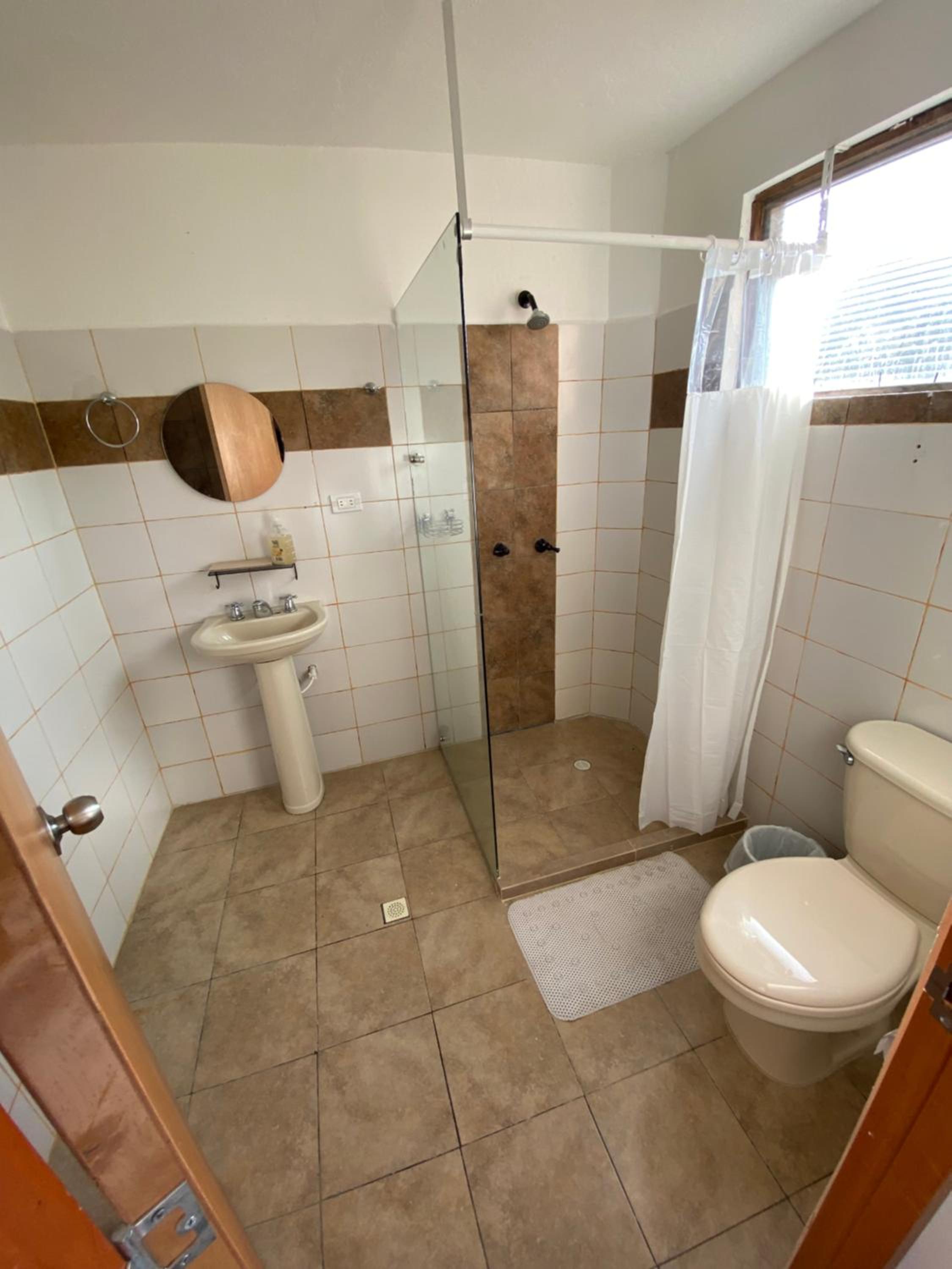 Habitación con baño privado en casa de campo ubicada en Santa Elena