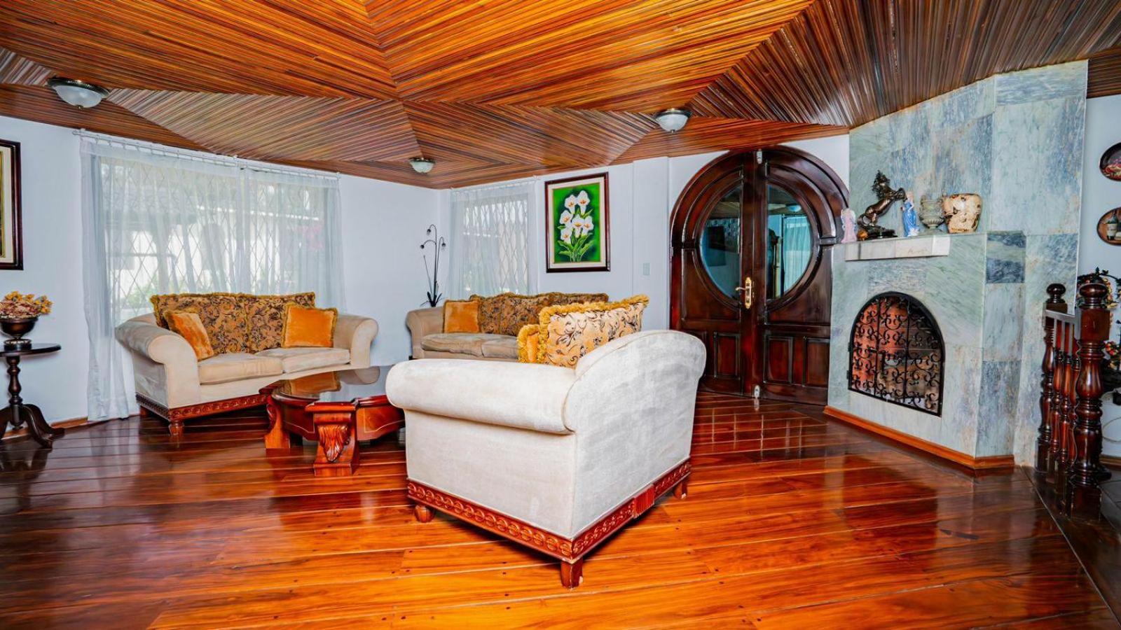 Casa amplia cerca de Baños de Agua Santa