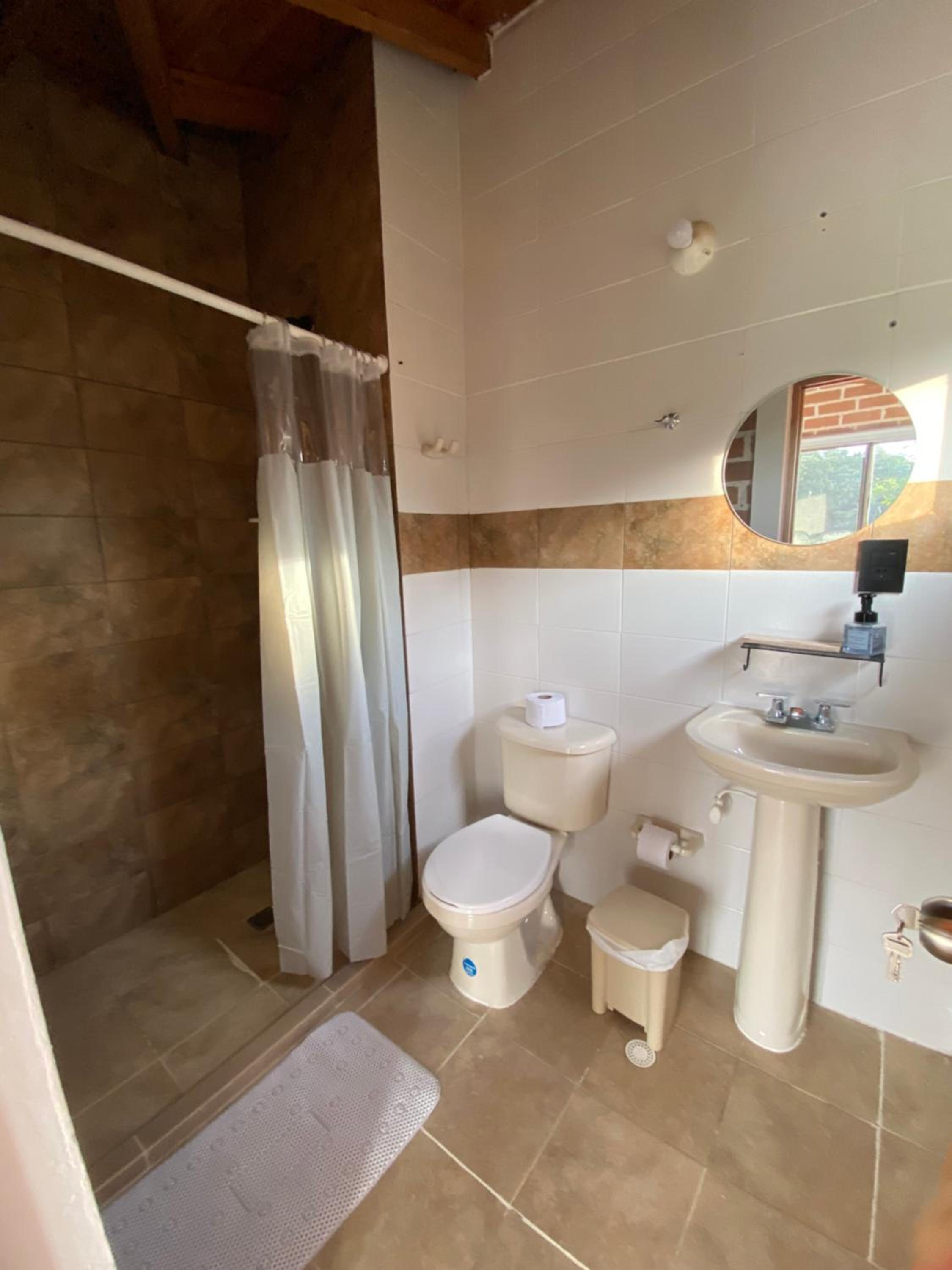 Habitación con baño privado en casa de campo ubicada en Santa Elena