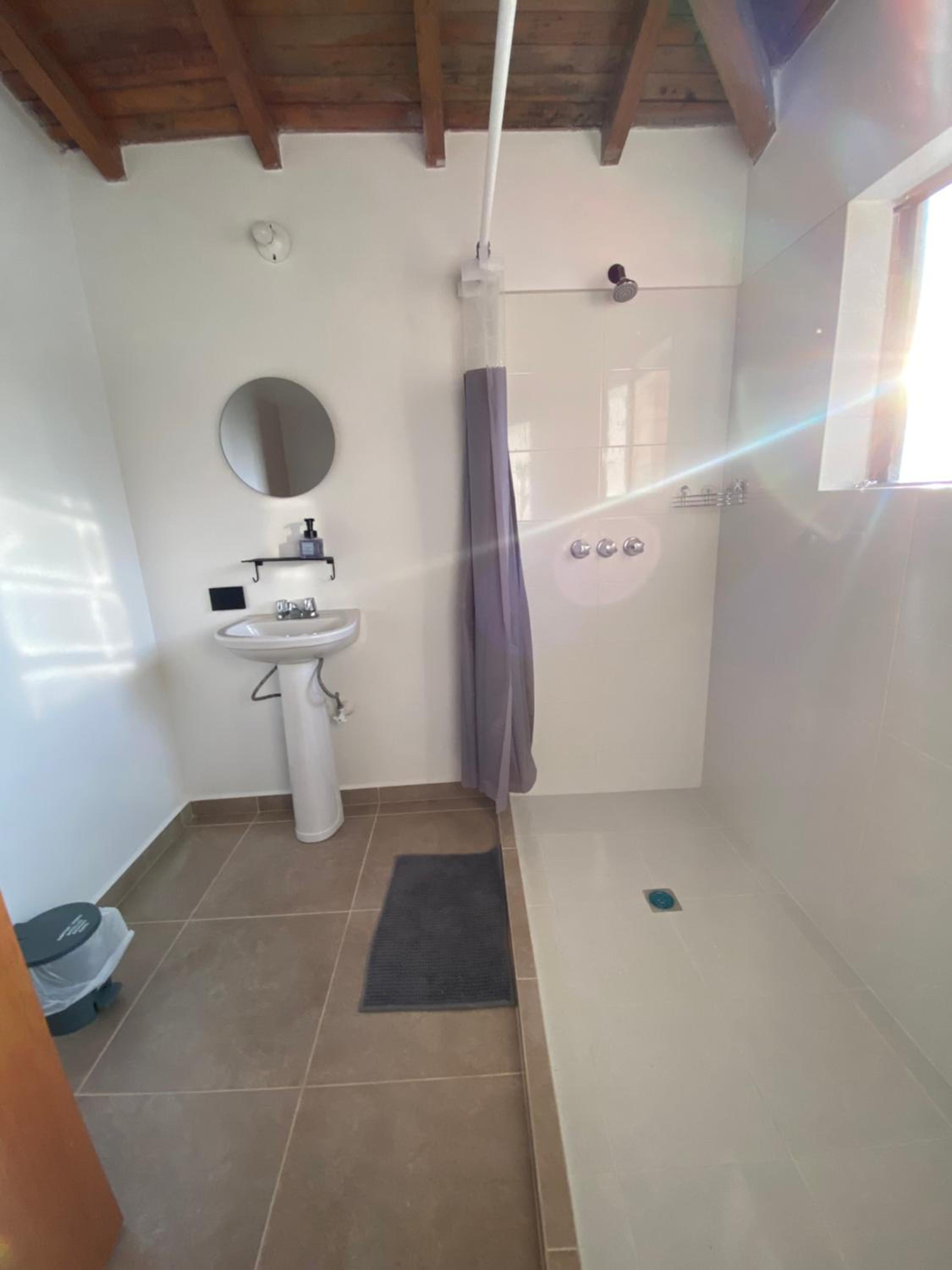 Habitación con baño privado en casa de campo ubicada en Santa Elena
