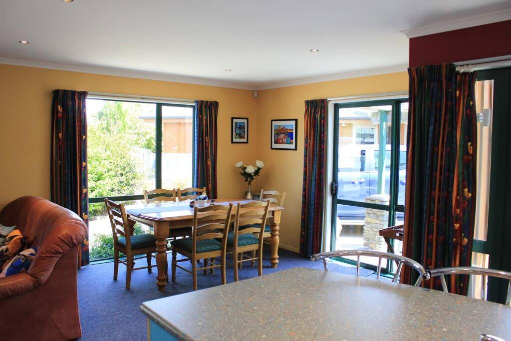 Popular Family and Pet friendly Modern Cosy Bach WiFi