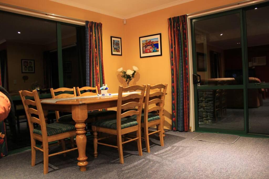 Popular Family and Pet friendly Modern Cosy Bach WiFi