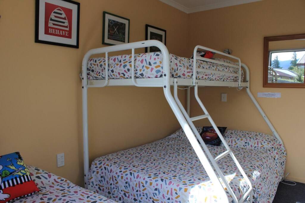 Popular Family and Pet friendly Modern Cosy Bach WiFi