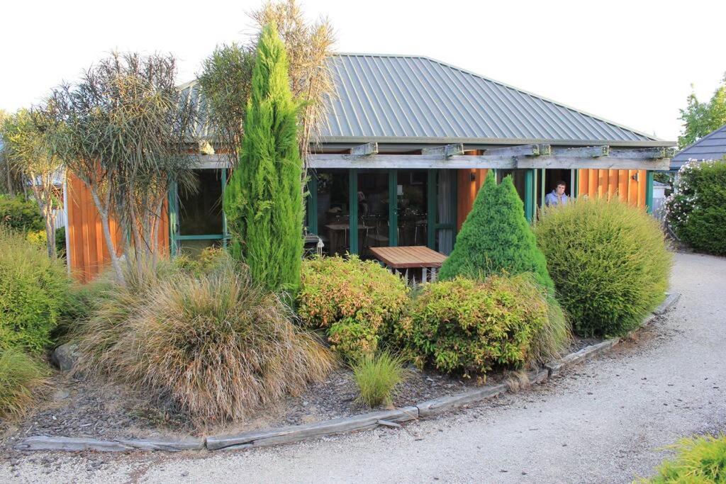 Popular Family and Pet friendly Modern Cosy Bach WiFi
