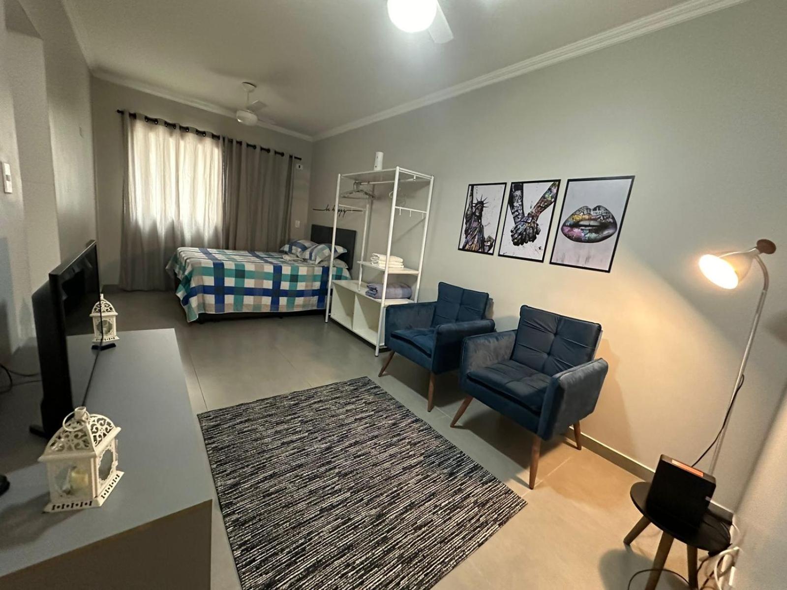 Studio com garagem a 3 minutos da praia do Gonzaguinha
