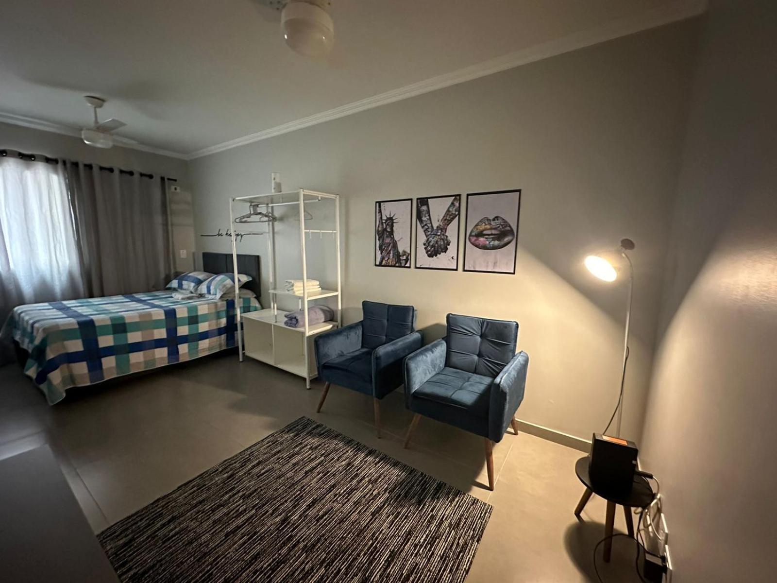 Studio com garagem a 3 minutos da praia do Gonzaguinha