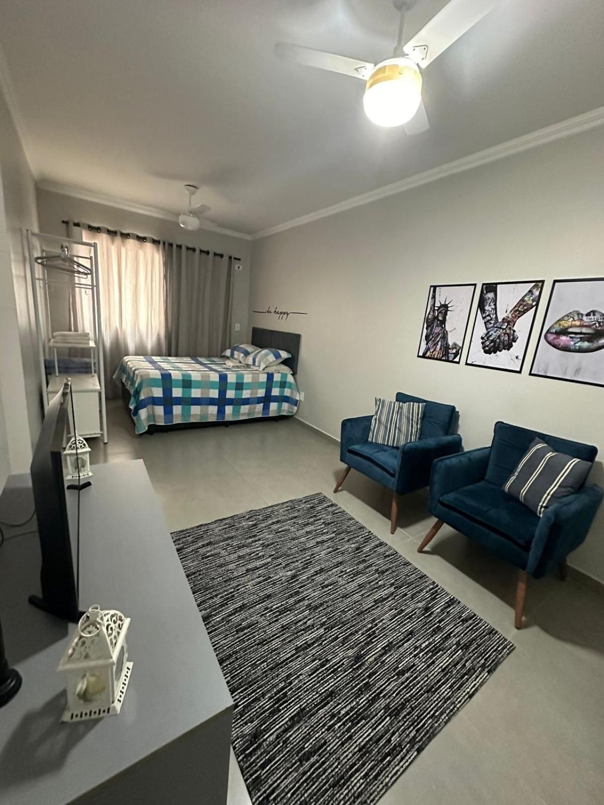 Studio com garagem a 3 minutos da praia do Gonzaguinha