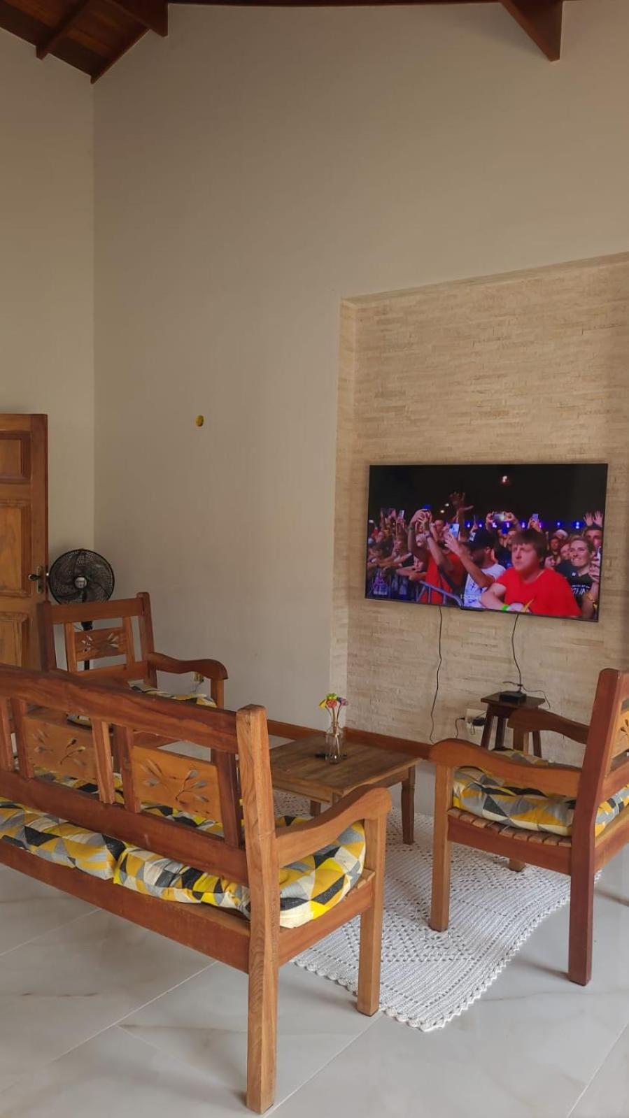 Casa com piscina e churrasqueira!