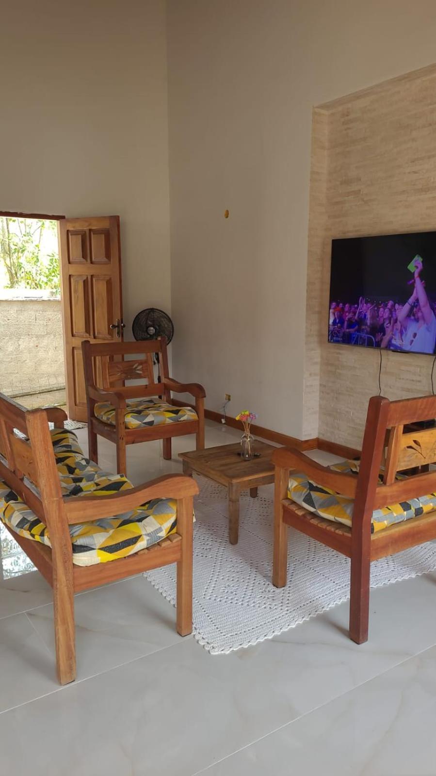 Casa com piscina e churrasqueira!
