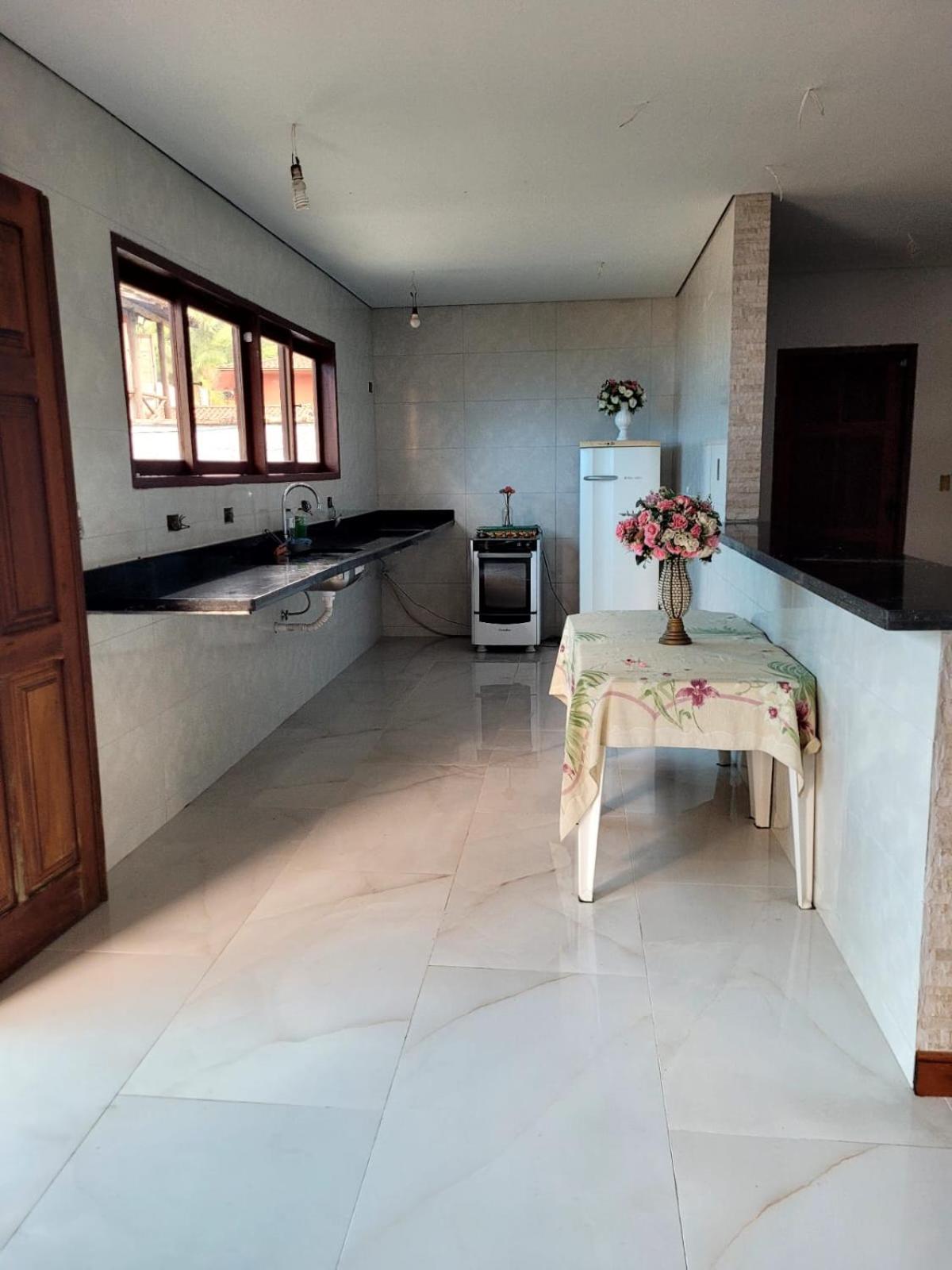 Casa com piscina e churrasqueira!