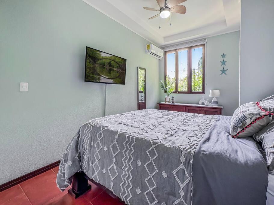 LSI1 Cozy 2 Bdrm Villa Central and Steps to Beach