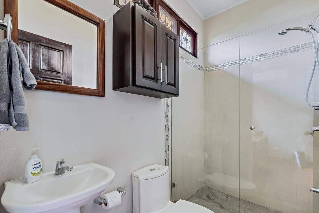 LSI1 Cozy 2 Bdrm Villa Central and Steps to Beach