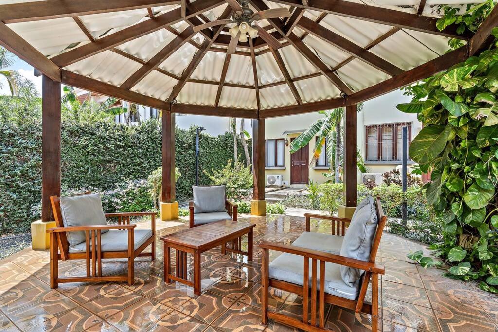 LSI1 Cozy 2 Bdrm Villa Central and Steps to Beach