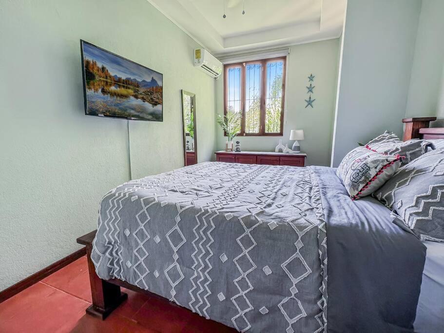 LSI1 Cozy 2 Bdrm Villa Central and Steps to Beach