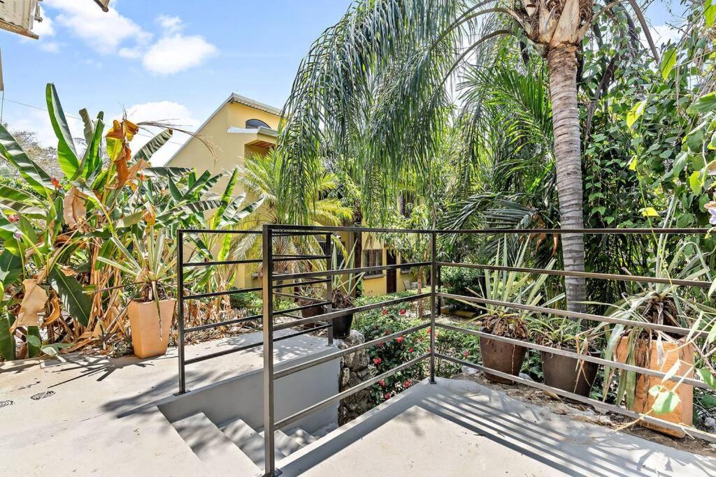 LSI1 Cozy 2 Bdrm Villa Central and Steps to Beach