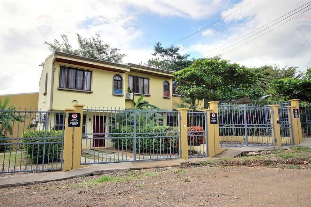 LSI1 Cozy 2 Bdrm Villa Central and Steps to Beach
