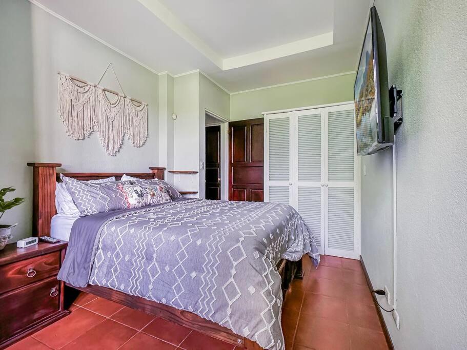 LSI1 Cozy 2 Bdrm Villa Central and Steps to Beach