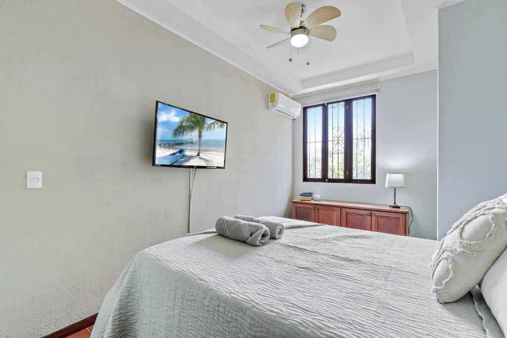 LSI1 Cozy 2 Bdrm Villa Central and Steps to Beach