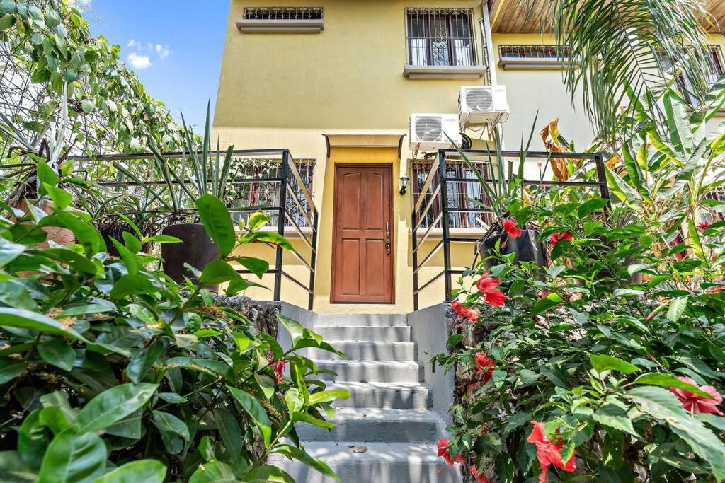 LSI1 Cozy 2 Bdrm Villa Central and Steps to Beach