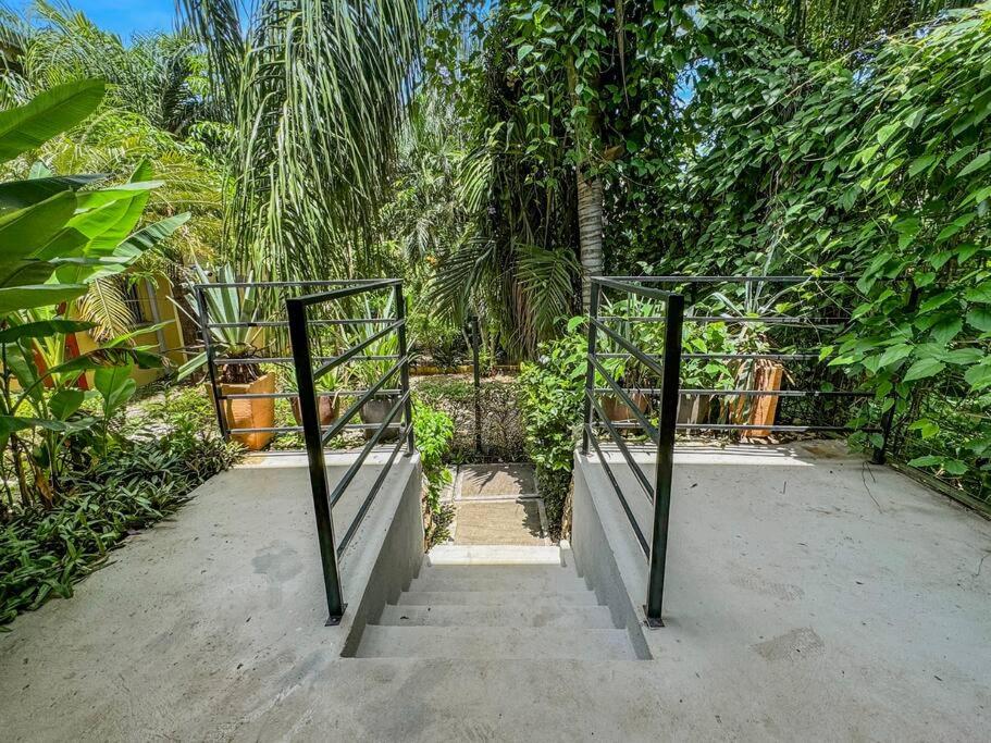 LSI1 Cozy 2 Bdrm Villa Central and Steps to Beach