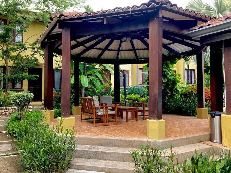 LSI1 Cozy 2 Bdrm Villa Central and Steps to Beach