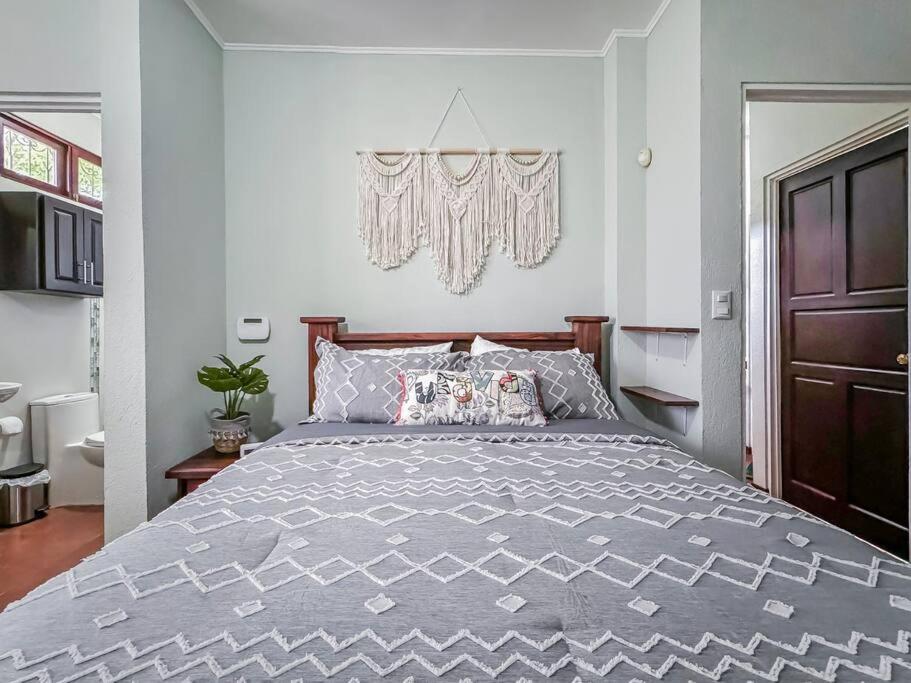 LSI1 Cozy 2 Bdrm Villa Central and Steps to Beach