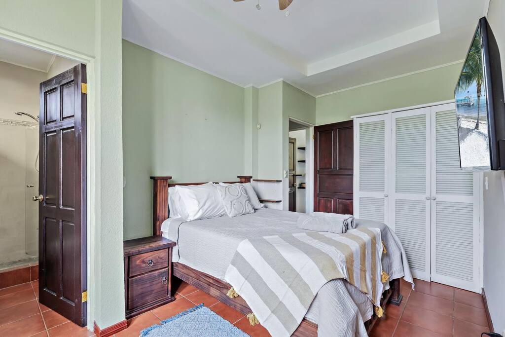 LSI1 Cozy 2 Bdrm Villa Central and Steps to Beach