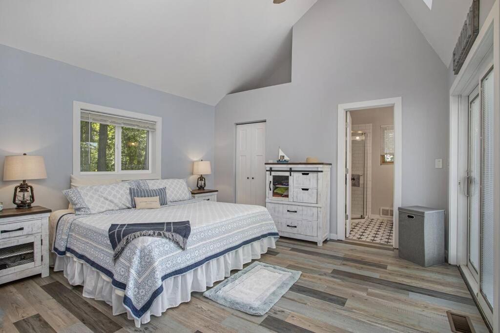 7 Bed Beachfront with Scenic Views Sister Lakes view 2