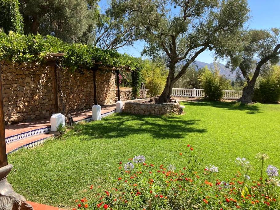 Cortijo Pago y Benisalte- a Stylish villa set within beautiful mountain views