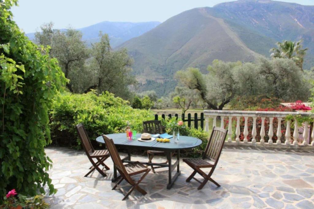 Cortijo Pago y Benisalte- a Stylish villa set within beautiful mountain views