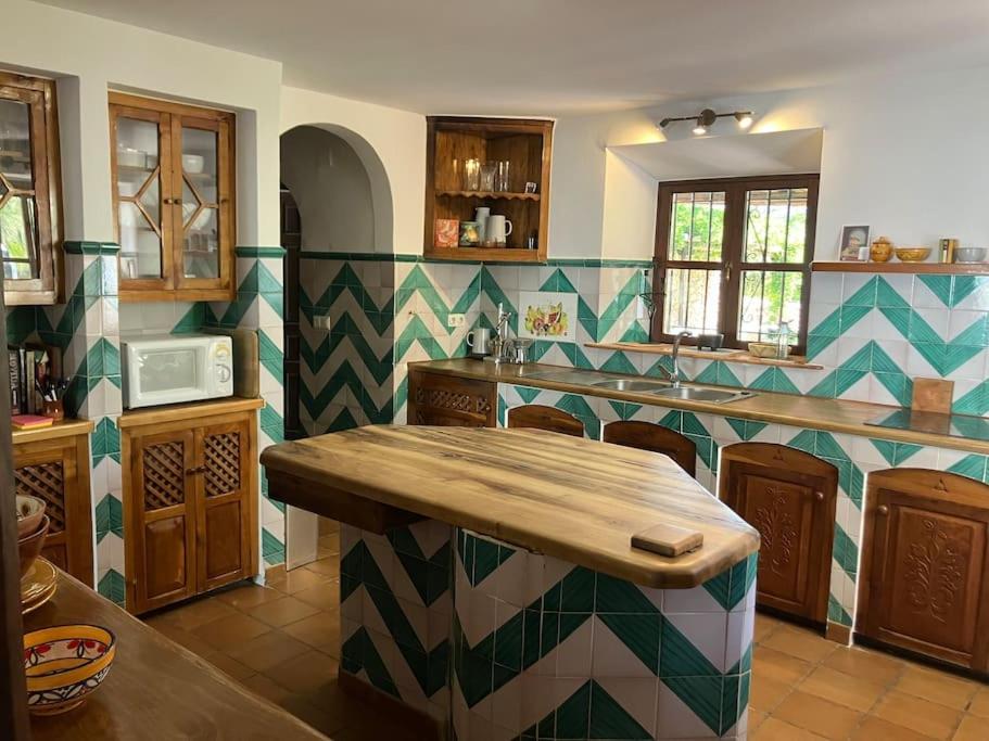 Cortijo Pago y Benisalte- a Stylish villa set within beautiful mountain views